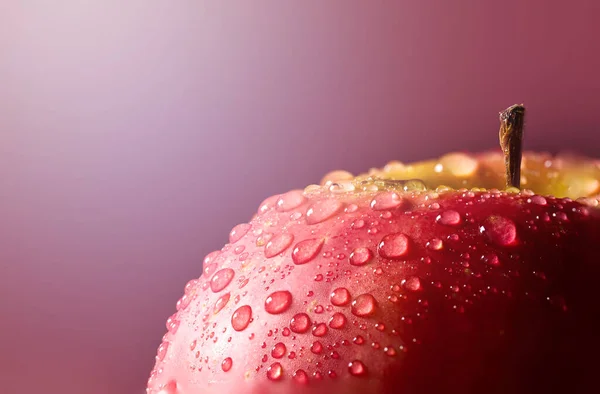 Μακρο Κόκκινο Μήλο Σταγόνες Νερού Θολή Φόντο Αντιγραφικός Χώρος — Φωτογραφία Αρχείου