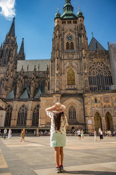 Eine Schöne Frau Vor Dem Veitsdom Auf Der Prager Burg — Stockfoto