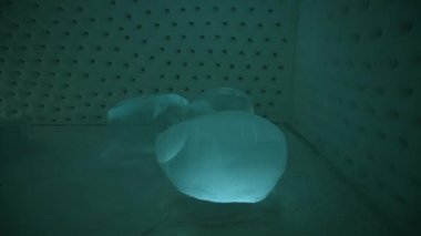 Kiruna, İsveç - 23 Şubat 2022, Ice Hotel ziyareti. Kiruna, İsveç 'teki IceHotel' in içindeki Art Odası. Buzlu içecek..