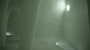 Kiruna, İsveç - 23 Şubat 2022, Ice Hotel ziyareti. Kiruna, İsveç 'teki IceHotel' in içindeki Art Odası. Buzlu içecek..
