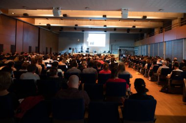 Avrupa Bilimsel Konferansı 'na katılan insanlar. Bilimsel tartışma için toplanan büyük bir insan topluluğu..