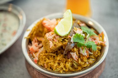 Hint biryani pulaosu ve Hint basmati pilavı, körili tavuk eti Ramazan Kareem, bayram. Beyaz arka planlı pirinç servis kasesi, Copyspace.