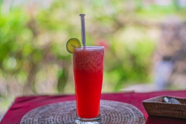 Mango karpuz meyveli ve arkaplanlı lezzetli sulu smoothie. Uzayı kopyala Pop sanat tasarımı, yaratıcı yaz konsepti. Cam şişelerde taze meyve suyu..