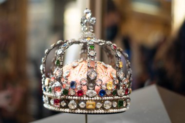 Taş ve inci jöle sergileniyor. Kral ve Kraliçe 'nin tüm döl seti vitrinde asılı duruyor..