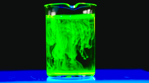 Eine Wissenschaftlerin Experimentiert Mit Einer Grün Fluoreszierenden Lösung Einem Glaskolben — Stockvideo