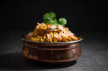 Hint biryani pulaosu ve Hint basmati pilavı, körili tavuk eti Ramazan Kareem, bayram. Beyaz arka planlı pirinç servis kasesi, Copyspace.