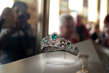 Taş ve inci jöle sergileniyor. Kral ve Kraliçe 'nin tüm döl seti vitrinde asılı duruyor..