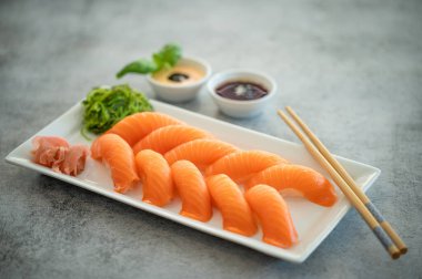 Somon, yılan balığı, ton balığı, avokado, kraliyet karidesi, Philadelphia krem peyniri, havyar tobika, chuka. Suşi menüsü. Japon yemeği. Telif uzayı siyah arkaplanı. Suşi menüsü.