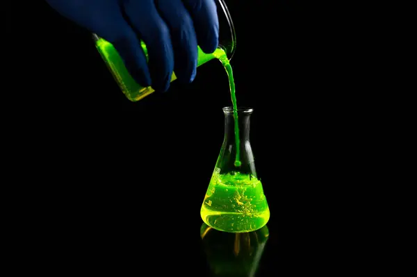 Výzkumný Vědec Experimentující Zelenými Fluorescenčními Kapkami Skleněné Erlenmeyerově Baňce Temné — Stock fotografie