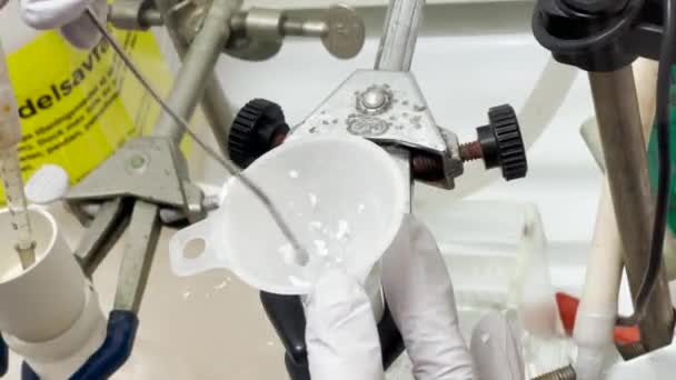 Vorschusssynthese Chemischer Verbindung Einem Kleinen Versiegelten Glasfläschchen Und Rundbodenkolben Zur — Stockvideo