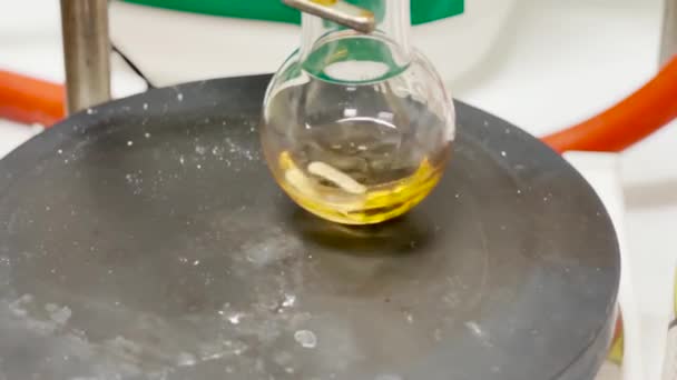 Kemajuan Sintesis Senyawa Kimia Dalam Botol Kaca Kecil Yang Disegel — Stok Video