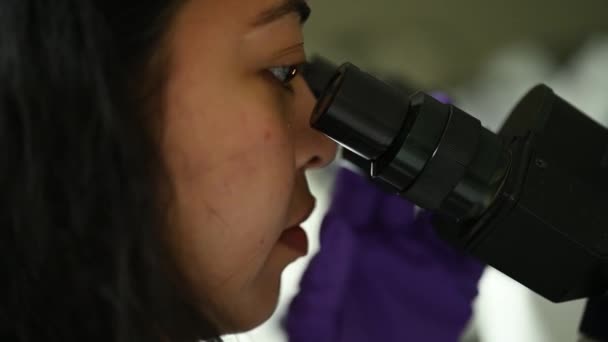 Großaufnahme Einer Wissenschaftlerin Die Proben Unter Dem Mikroskop Betrachtet Mikrobiologe — Stockvideo