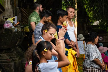 Tirta Empul, Bali, Endonezya 22 Aralık 2019 Turistler, Tirta Empul 'un Kutsal Kaynağı' nın keyfini çıkarıyorlar. Balis Kutsal Su Tapınağı.
