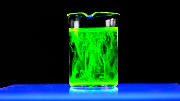 Fluorescenční Toxická Látka Rozpouští Chemickém Roztoku Vědec Provádí Demonstrační Experimenty — Stock video
