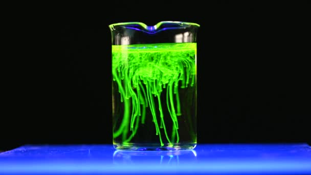 Флуоресцентна Токсична Речовина Розчиняється Хімічному Розчині Вчений Проводить Демонстраційні Експерименти — стокове відео