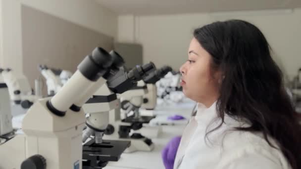 Biomedical Science Laboratory Portrét Krásné Vědec Hledá Pod Mikroskopem Zkontrolovat — Stock video
