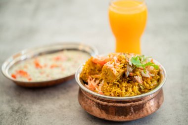 Hint biryani pulaosu ve Hint basmati pilavı, körili tavuk eti Ramazan Kareem, bayram. Beyaz arka planlı pirinç servis kasesi, Copyspace.
