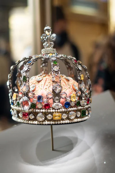 Taş ve inci jöle sergileniyor. Kral ve Kraliçe 'nin tüm döl seti vitrinde asılı duruyor..