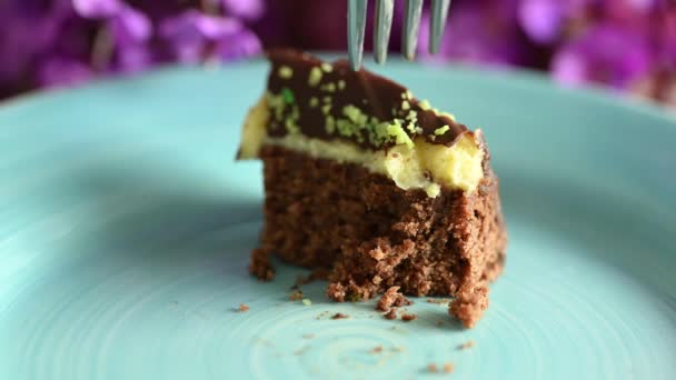 Κοντινό Πλάνο Κέικ Σοκολάτας Πιρούνι Πιάτο Πρωινό Γλυκό Κέικ Σοκολάτας — Αρχείο Βίντεο