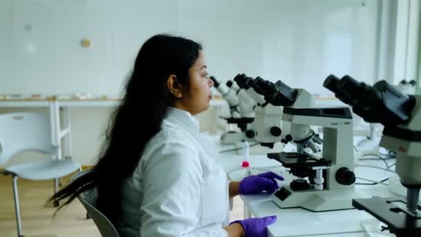 Vrouwelijke Onderzoeker Kijkt Naar Monsters Onder Microscoop Microbioloog Werken Het — Stockvideo