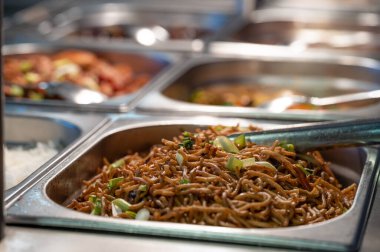 Restoranda Asya yemekleri, birden fazla yemek ve salata. Hint büfesi restoranını sevdiğin kadar ye. Uygun bir fiyata lezzetli yiyecekler alabilirsin. Kopyalama alanı.