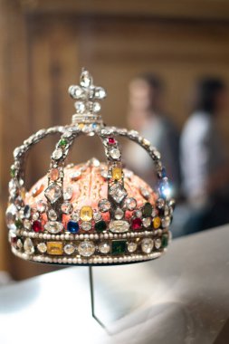 Taş ve inci jöle sergileniyor. Kral ve Kraliçe 'nin tüm döl seti vitrinde asılı duruyor..