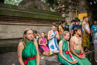 Tirta Empul, Bali, Endonezya 22 Aralık 2019 Turistler, Tirta Empul 'un Kutsal Kaynağı' nın keyfini çıkarıyorlar. Balis Kutsal Su Tapınağı.
