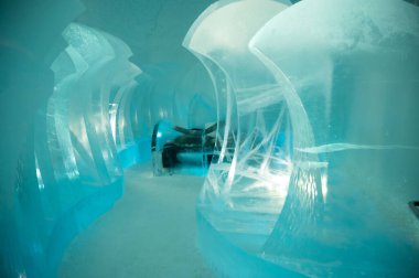 Kiruna, İsveç - 23 Şubat 2022, Ice Hotel ziyareti. Kiruna, İsveç 'teki IceHotel' in içindeki oda sanatı..