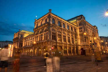 Viyana Devlet Operası, Viyana, Avusturya. Gece yarısı Wien Opera Binası cephesi ve trafik yolları.