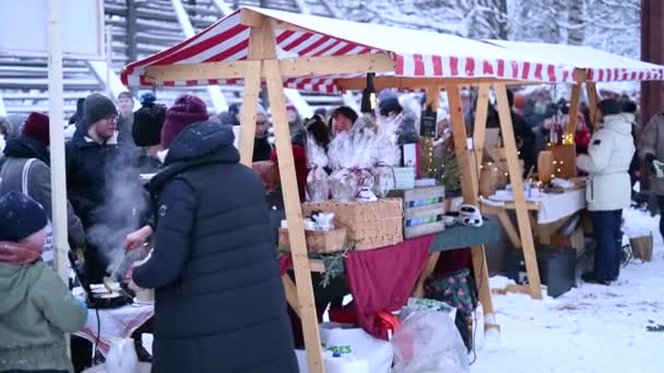 Umea Szwecja Grudnia 2023 Śnieg Świątecznym Jarmarku Zimowym Szczęśliwi Ludzie — Wideo stockowe