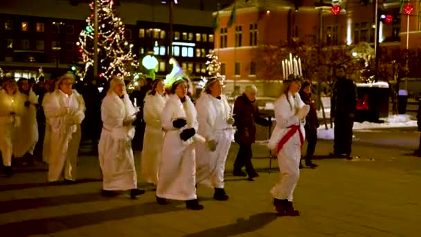 ウメア スウェーデン 2023年12月13日 スウェーデンのサンタ ルシアのお祝い メリークリスマスシーズン前 サンタのドレスを着て歩いている幸せな人たち コピースペース ビデオ — ストック動画