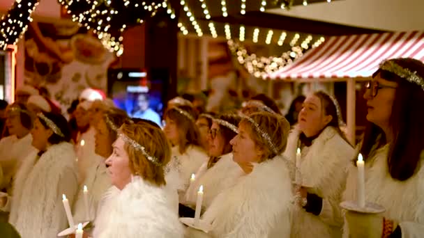 ウメア スウェーデン 2023年12月13日 スウェーデンのサンタ ルシアのお祝い メリークリスマスシーズン前 サンタのドレスを着て歩いている幸せな人たち コピースペース ビデオ — ストック動画