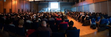 Avrupa Bilimsel Konferansı 'na katılan insanlar. Bilimsel tartışma için toplanan büyük bir insan topluluğu..