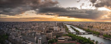 Paris, Fransa 'da gün batımında Eyfel Kulesi' nin tepesinden güzel bir manzara. Uzun pozlama boşluğu.
