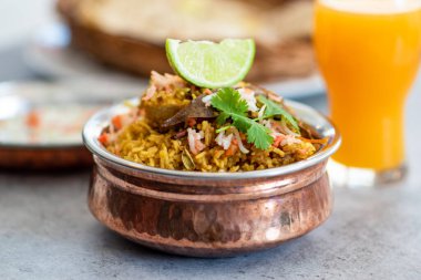 Hint biryani pulaosu ve Hint basmati pilavı, körili tavuk eti Ramazan Kareem, bayram. Beyaz arka planlı pirinç servis kasesi, Copyspace.