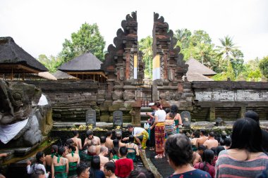 Tirta Empul, Bali, Endonezya 22 Aralık 2019 Turistler, Tirta Empul 'un Kutsal Kaynağı' nın keyfini çıkarıyorlar. Balis Kutsal Su Tapınağı.