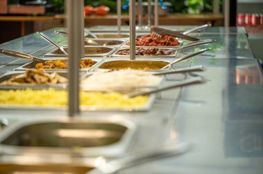Restoranda Asya yemekleri, birden fazla yemek ve salata. Hint büfesi restoranını sevdiğin kadar ye. Uygun bir fiyata lezzetli yiyecekler alabilirsin. Kopyalama alanı.