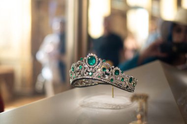 Taş ve inci jöle sergileniyor. Kral ve Kraliçe 'nin tüm döl seti vitrinde asılı duruyor..