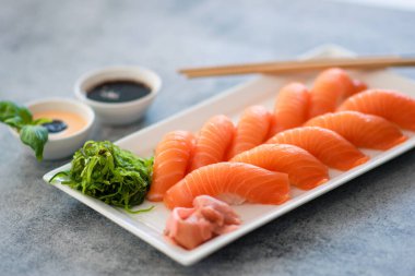 Somon, yılan balığı, ton balığı, avokado, kraliyet karidesi, Philadelphia krem peyniri, havyar tobika, chuka. Suşi menüsü. Japon yemeği. Telif uzayı siyah arkaplanı. Suşi menüsü.