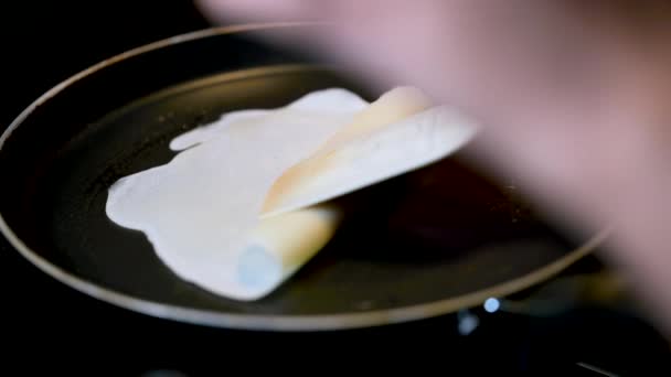 뜨거운 크레이프 만들기의 쌀가루 반죽과 스터핑으로 팬케이크 Pithe와 Dosa를 만들기 — 비디오