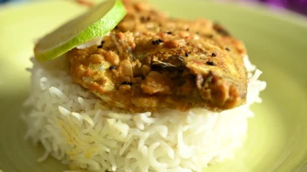Όμορφα Διακοσμημένο Πιάτο Γεύμα Ψάρι Ρύζι Και Φέτες Λεμονιού Σερβίρεται — Αρχείο Βίντεο