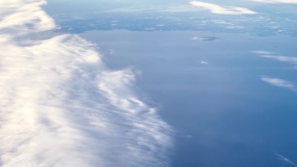 Daglandschap Uitzicht Sneeuwland Zwevende Wolken Vanuit Het Vluchtvenster Grote Hoogte — Stockvideo
