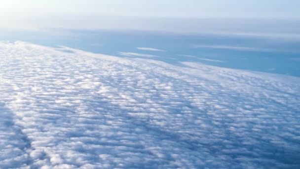 Daglandschap Uitzicht Sneeuwland Zwevende Wolken Vanuit Het Vluchtvenster Grote Hoogte — Stockvideo