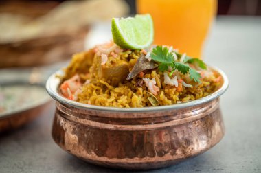Hint biryani pulaosu ve Hint basmati pilavı, körili tavuk eti Ramazan Kareem, bayram. Beyaz arka planlı pirinç servis kasesi, Copyspace.