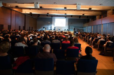 Avrupa Bilimsel Konferansı 'na katılan insanlar. Bilimsel tartışma için toplanan büyük bir insan topluluğu..