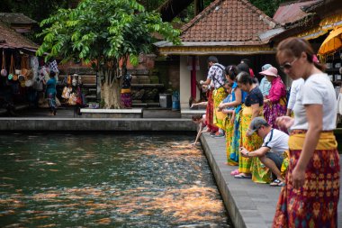 Tirta Empul, Bali, Endonezya 22 Aralık 2019 Turistler, Tirta Empul 'un Kutsal Kaynağı' nın keyfini çıkarıyorlar. Balis Kutsal Su Tapınağı.