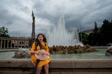 Yaz tatili konsepti, elbiseli mutlu Asyalı kadın Avrupa 'yı geziyor ve ünlü mimarisi var..