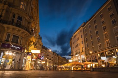 Viyana, Avusturya - 6 Haziran 2022. Nightscape Viyana şehir merkezi uzun pozlama fotoğrafçılık. Gece vakti şehir mimarisi binasında bulut manzarası.