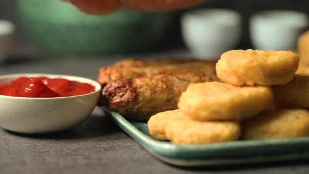 Knapperige Kippenvleugels Kipnuggets Runderkebab Een Bord Kebab Ondergedompeld Een Ketchup — Stockvideo