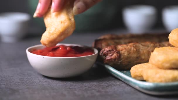 Knapperige Kippenvleugels Kipnuggets Runderkebab Een Bord Kebab Ondergedompeld Een Ketchup — Stockvideo